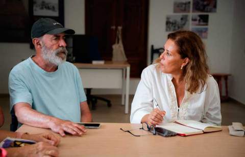 Astrid Pérez aborda con los colectivos de La Graciosa los retos de la triple insularidad