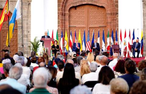 Curbelo apela a sembrar “semillas de paz” y reivindica la defensa de los derechos humanos en su intervención en las Jornadas Colombinas