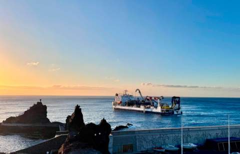 Concluye el tendido de los cables submarinos para la interconexión de La Gomera y Tenerife