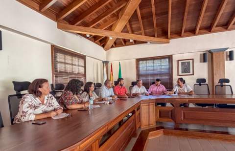 Vallehermoso acuerda con el Cabildo la transferencia de 2 millones de euros para las obras de emergencia en Erque y Erquito