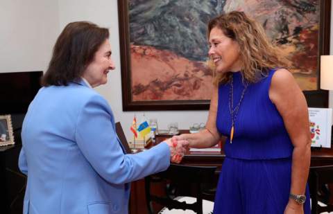 Astrid Pérez recibe a la nueva decana del Cuerpo Consular acreditado en Santa Cruz de Tenerife