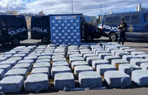Los GEO incautan 4.000 Kg de cocaína a 1.100 Km de Canarias en un barco con dirección Vigo