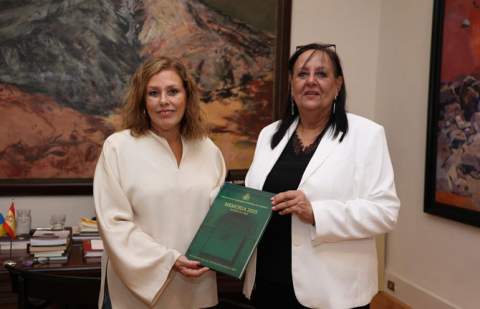 La presidenta del Parlamento de Canarias recibe la Memoria 2024 de la Fiscalía de la Comunidad Autónoma