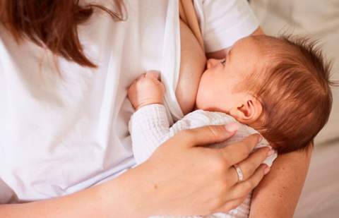 'Dar el pecho es la leche', la nueva campaña de Sanidad para promover la lactancia materna