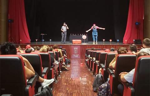 Escolares de La Gomera aprenden seguridad vial a través del teatro en el programa ‘Diversión sobre Ruedas’