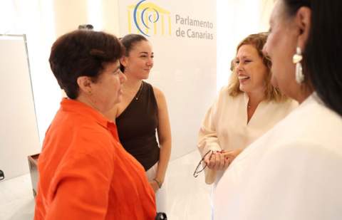 Arte para romper estigmas: El Parlamento de Canarias acoge una exposición de pinturas de pacientes de salud mental