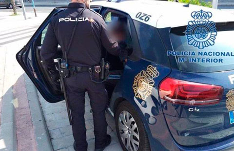 Detenido por robo a una tienda y una transeúnte con arma de fuego simulada