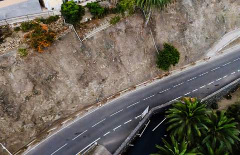 El Cabildo avanza en la estabilización de taludes en el acceso a la costa de Vallehermoso