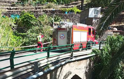 Herido grave un hombre de 78 años al caer con su coche por un barranco en La Gomera