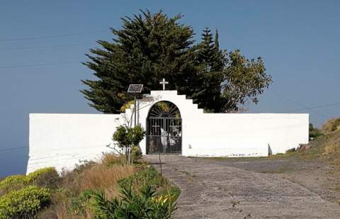Vallehermoso prepara sus cementerios para el Día de Todos los Santos