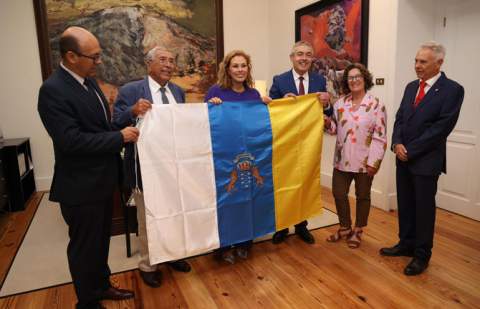 El Parlamento de Canarias entrega la bandera autonómica al Casino de La Laguna