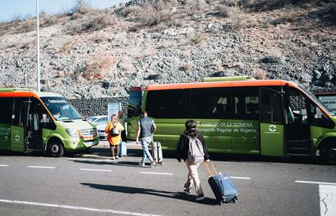 Agencias de viaje y turoperadores rechazan la tasa a las guaguas por entrar en aeropuertos
