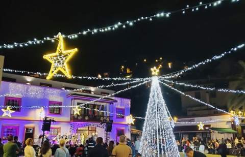 Vallehermoso da inicio a la navidad con los encendidos en los barrios