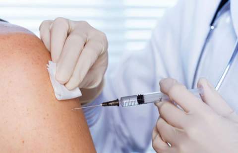 Nuevas recomendaciones para enfermeras sobre la vacunación en personas adultas en grupo de riesgo