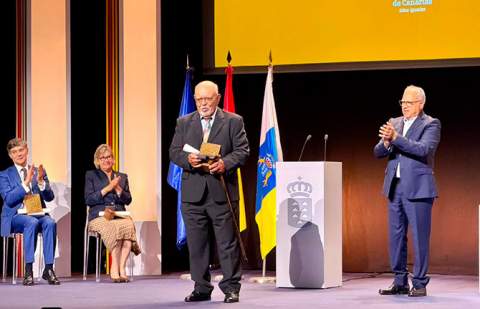 Curbelo destaca la entrega de Isidro Ortiz al patrimonio cultural de Canarias tras recibir el Premio Identitaria Canarias
