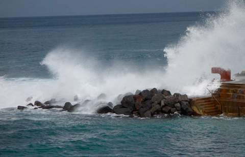 El Gobierno de Canarias mantiene la prealerta por fenómenos costeros