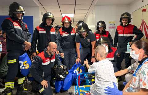 Bomberos de Tenerife reparten ilusión en la planta pediátrica del Hospital La Candelaria