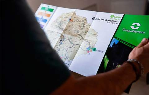 GuaguaGomera edita un nuevo folleto bilingüe con información actualizada de las rutas de guaguas